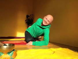 Ein Bild, das Person, Im Haus, Wand, Menschliches Gesicht enth�lt.

KI-generierte Inhalte k�nnen fehlerhaft sein.